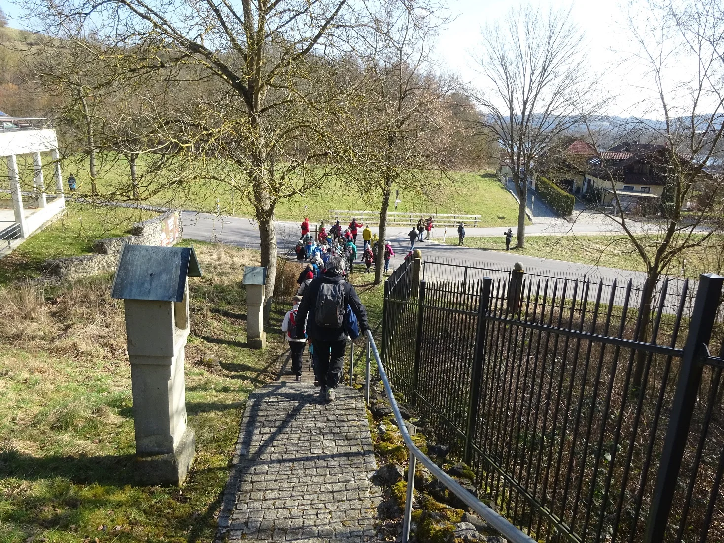 Auf dem Donaupanoramaweg nach Kapfelberg. | © DAV Regensburg Seniorengruppe