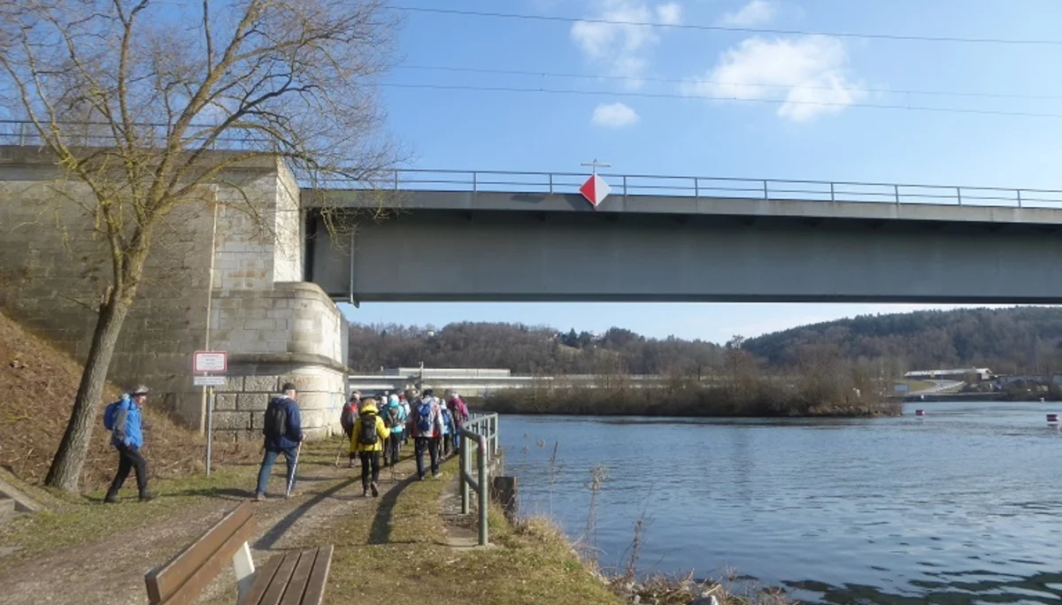 Auf dem Donaupanoramaweg nach Kapfelberg. | © DAV Regensburg Seniorengruppe