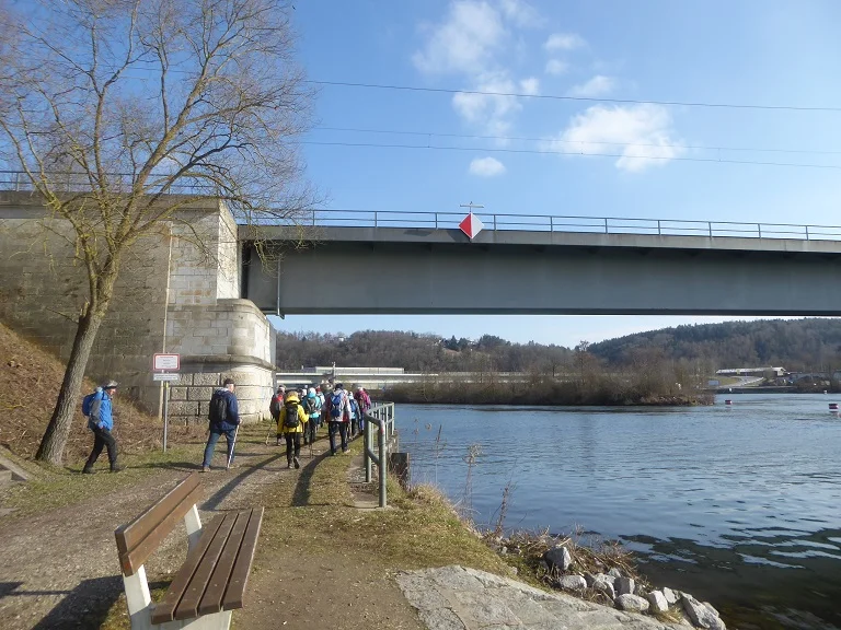 Auf dem Donaupanoramaweg nach Kapfelberg. | © DAV Regensburg Seniorengruppe