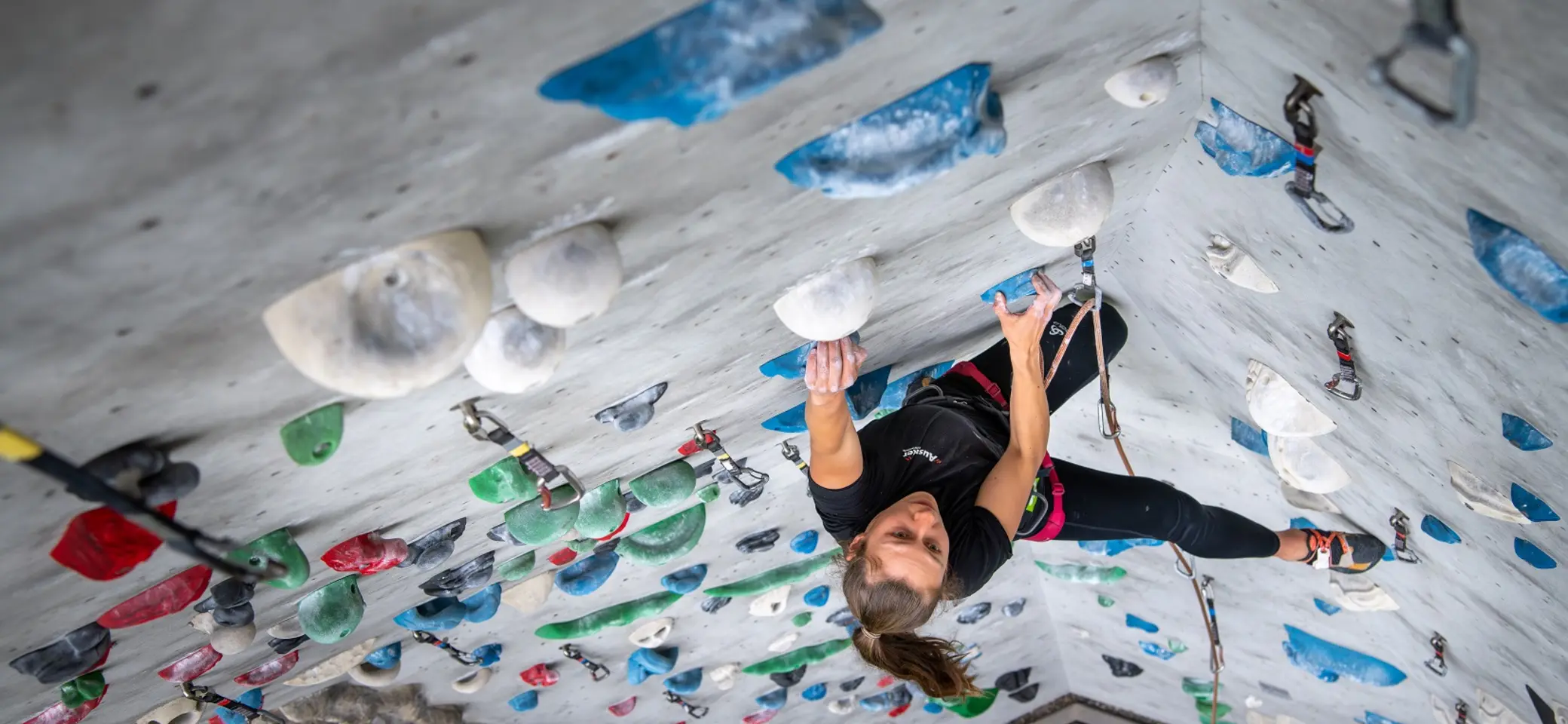Natascha Baumann in der Kletterzentrums-Außenwand. | © Ingo Klemm