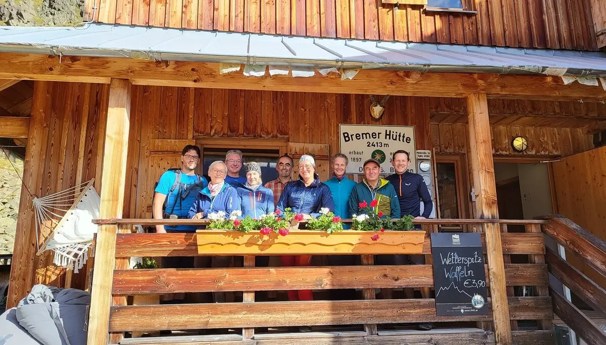 Gruppenfoto vor der Bremer Hütte | © Christine Kraus