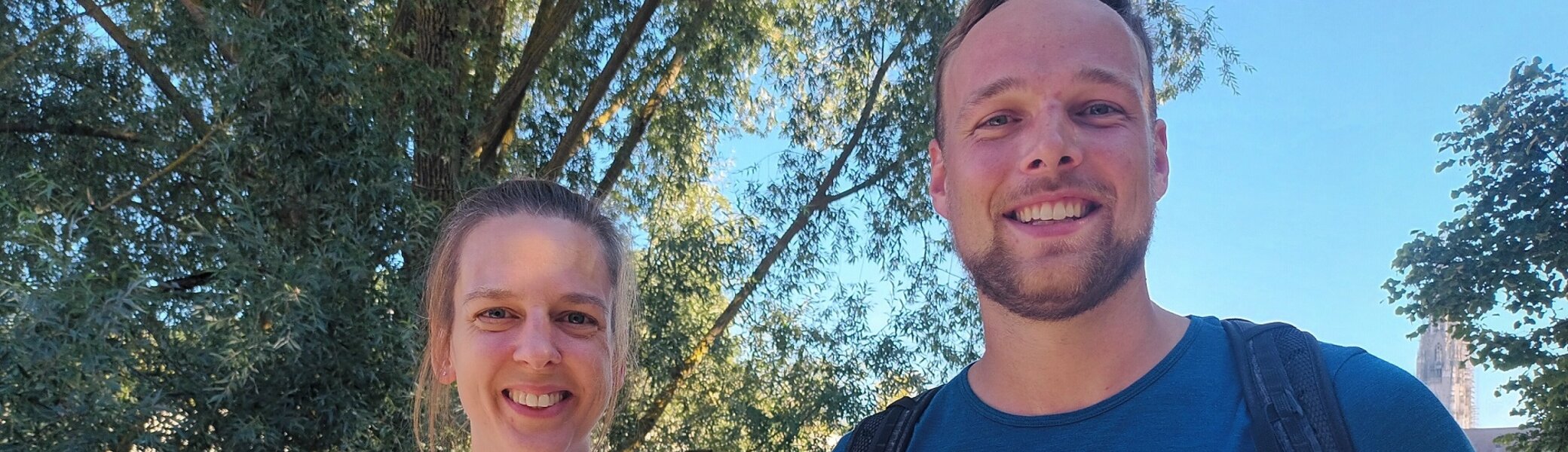 Geschäftsführerin Sabrina Esser überreicht Lukas Kohles ein Brotzeitpaket und einen Gutschein für einen Hüttenaufenthalt im Berg- und Skiheim Brixen im Thale.  | © DAV Regensburg