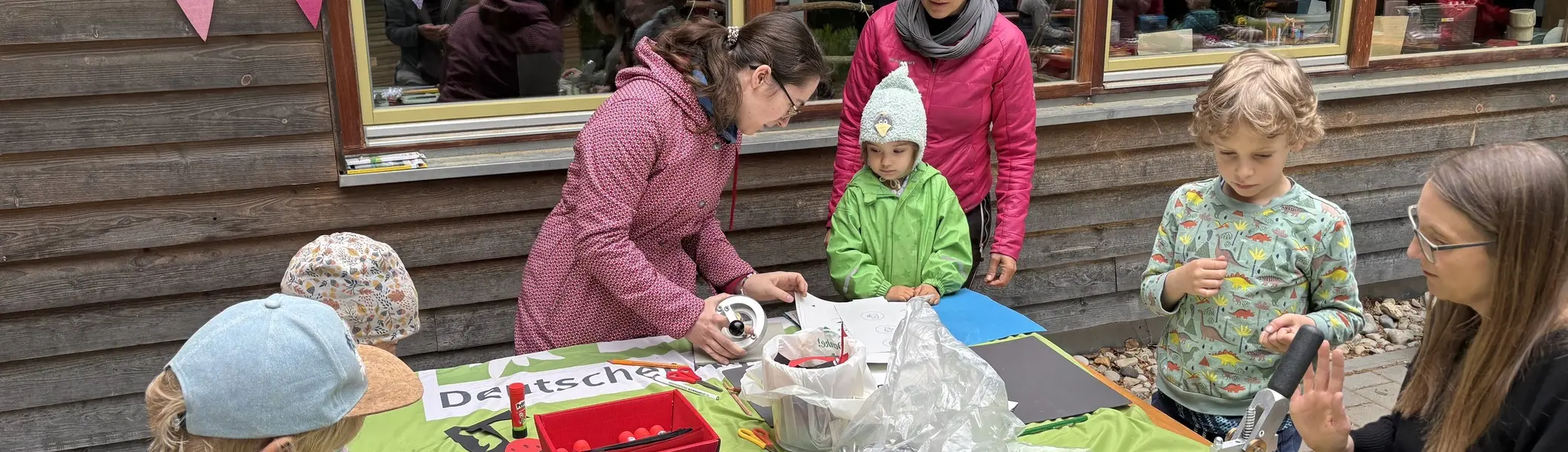 Buttons machen, Ton kneten und malen - am Familientag wurde es kreativ. | © Monika Trojer