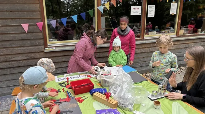 Buttons machen, Ton kneten und malen - am Familientag wurde es kreativ. | © Monika Trojer