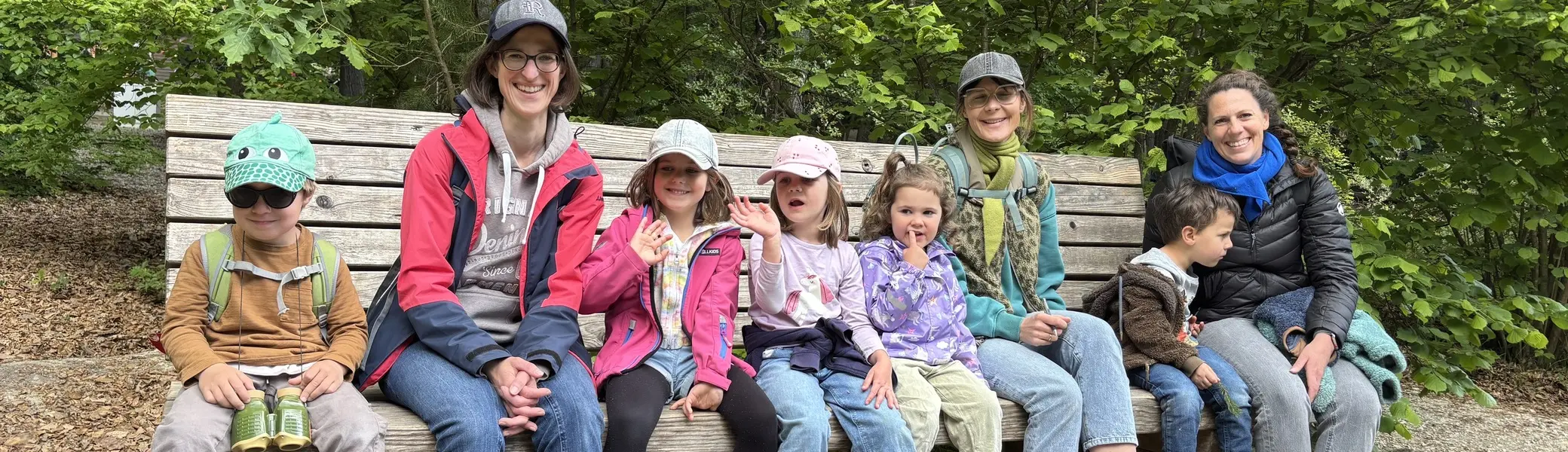 Unsere Outdoorkids auf der großen Bank im Walderlebniszentrum. | © Monika Trojer