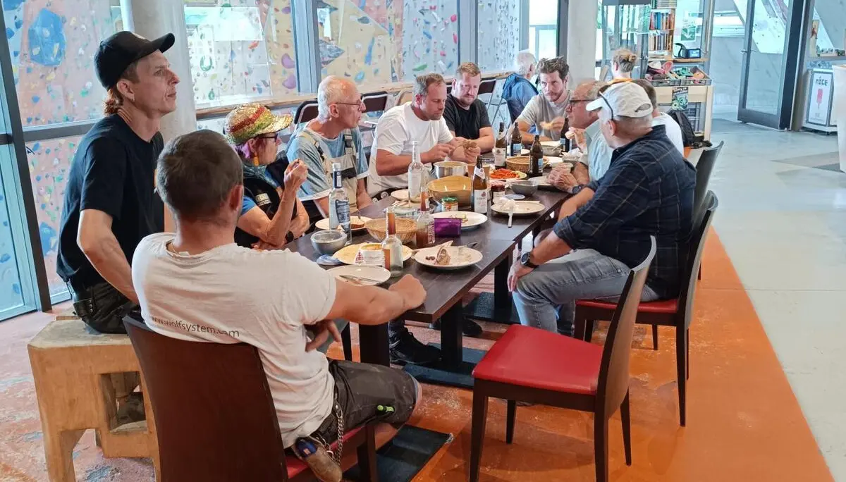 Fleißige Helfer*innen bei der Stärkung | © Garry Dietrich