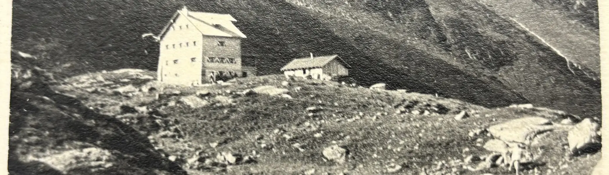 Neue Regensburger Hütte mit See im Vordergrund | © Archiv DAV Regensburg