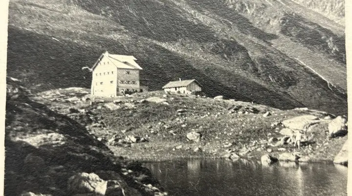 Neue Regensburger Hütte mit See im Vordergrund | © Archiv DAV Regensburg
