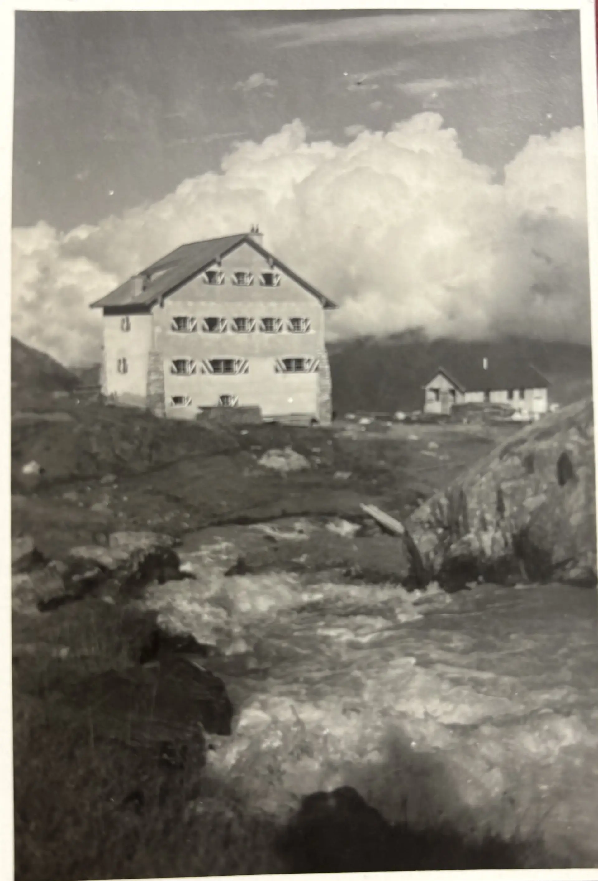 Greybach vor der Hütte | © Archiv DAV Regensburg