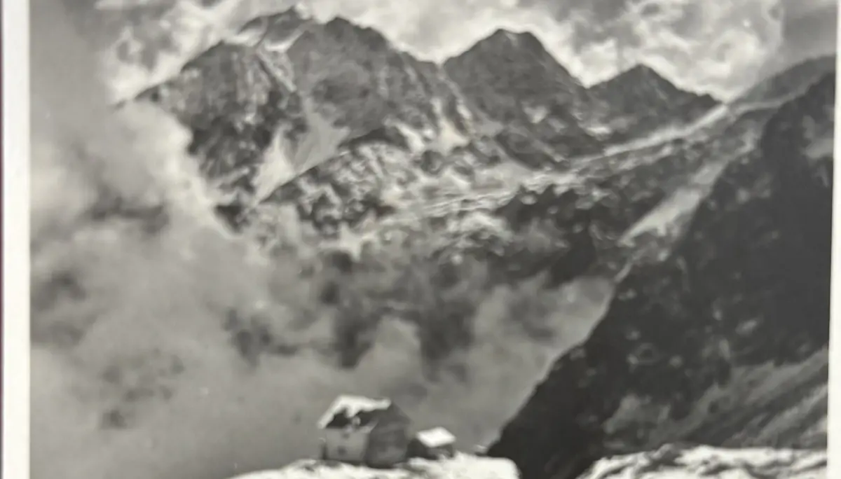 Am Tag nach der Einweihung - Schnee vor der Hütte. | © Archiv DAV Regensburg