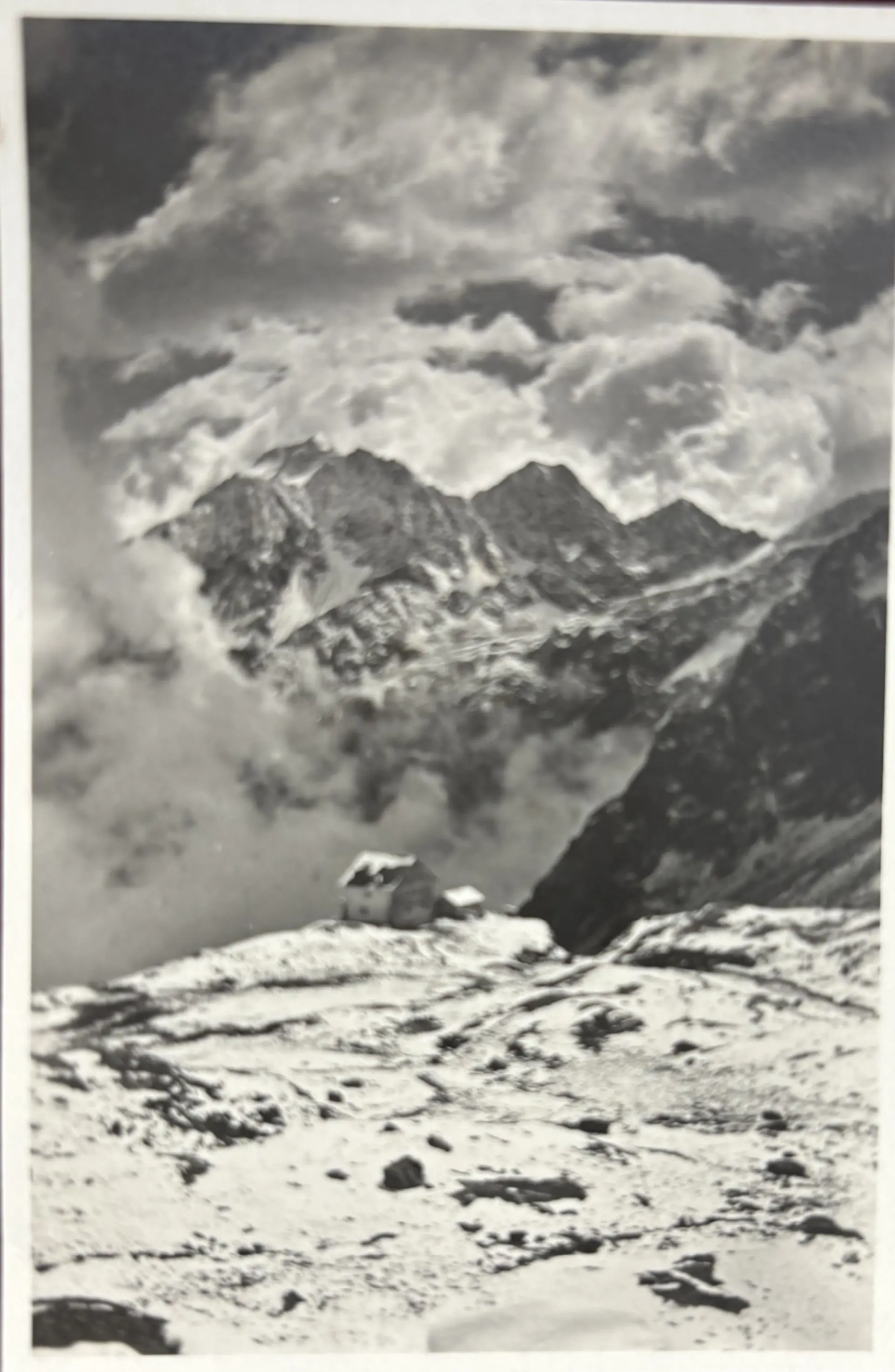 Am Tag nach der Einweihung - Schnee vor der Hütte. | © Archiv DAV Regensburg