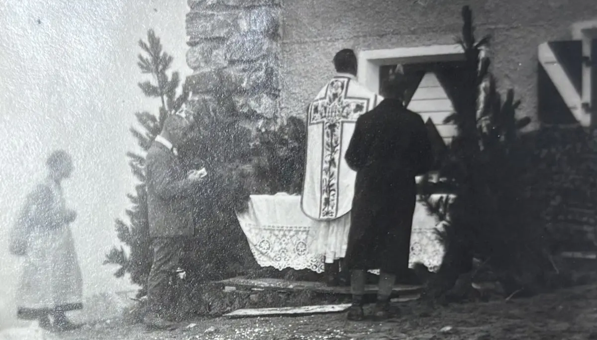 Hochwürden aus Neustift weiht die Hütte. | © Archiv DAV Regensburg