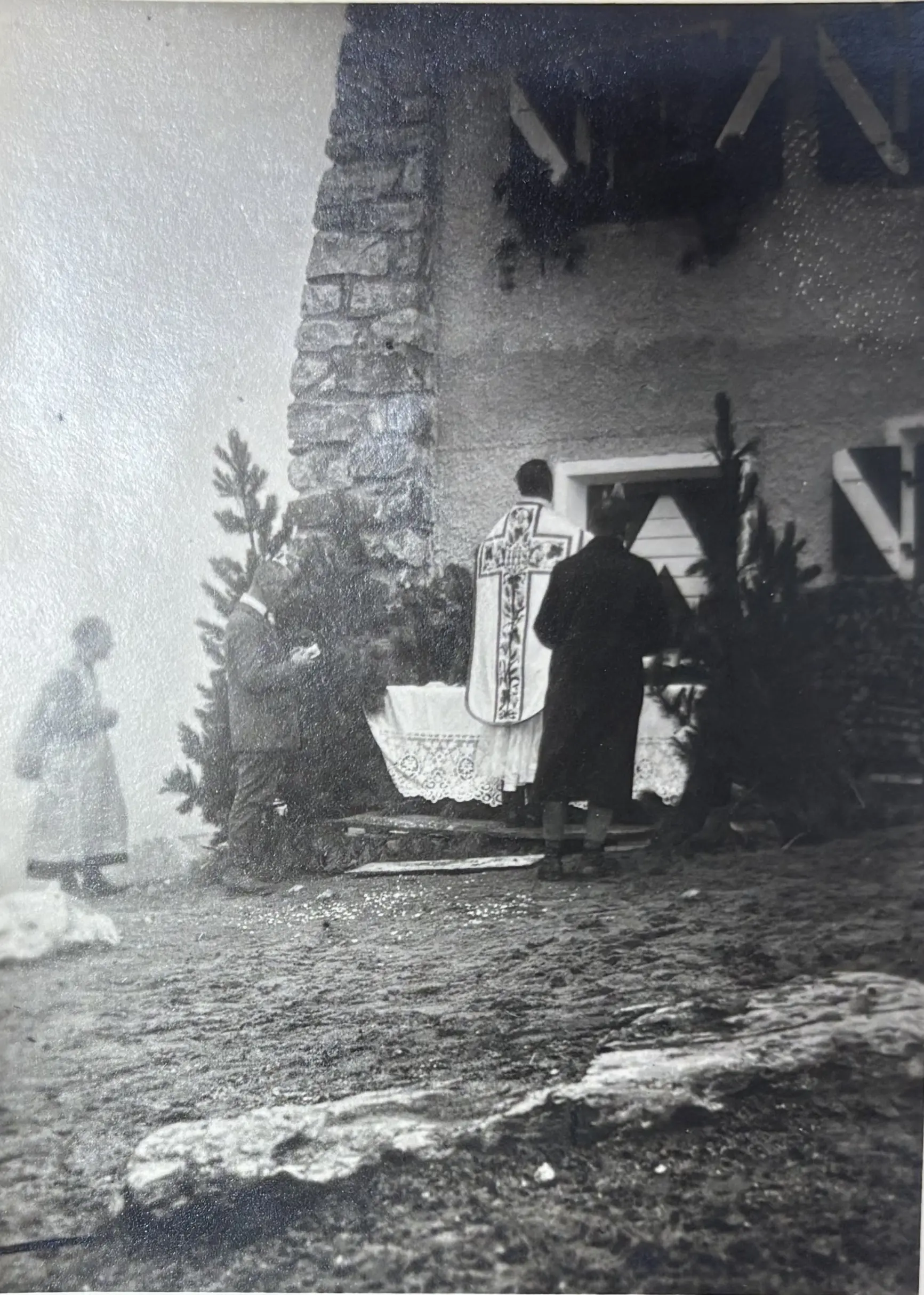 Hochwürden aus Neustift weiht die Hütte. | © Archiv DAV Regensburg