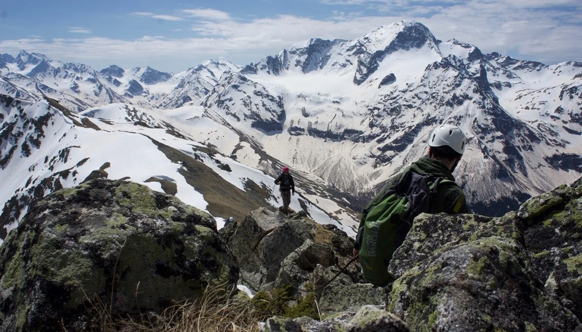 Im Kaukasus gibt es kaum Wege und Karten. Die Sofia, der höchste Gipfel im Hintergrund, ist rund 4.000 Meter hoch. | © Jonas Häring