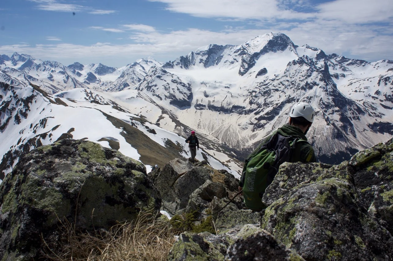 Im Kaukasus gibt es kaum Wege und Karten. Die Sofia, der höchste Gipfel im Hintergrund, ist rund 4.000 Meter hoch. | © Jonas Häring