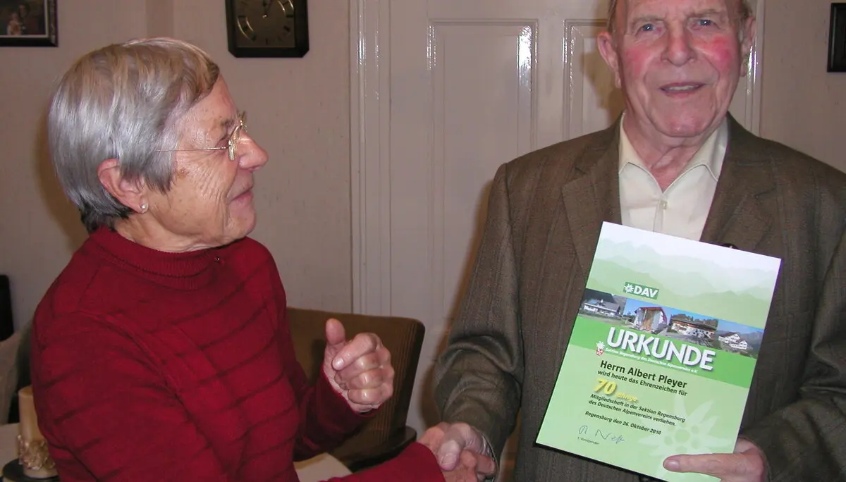 Gisela Zundel überreicht Albert Pleyer die Urkunde zum 70-jährigen Vereinsjubiläum. | © DAV Regensburg