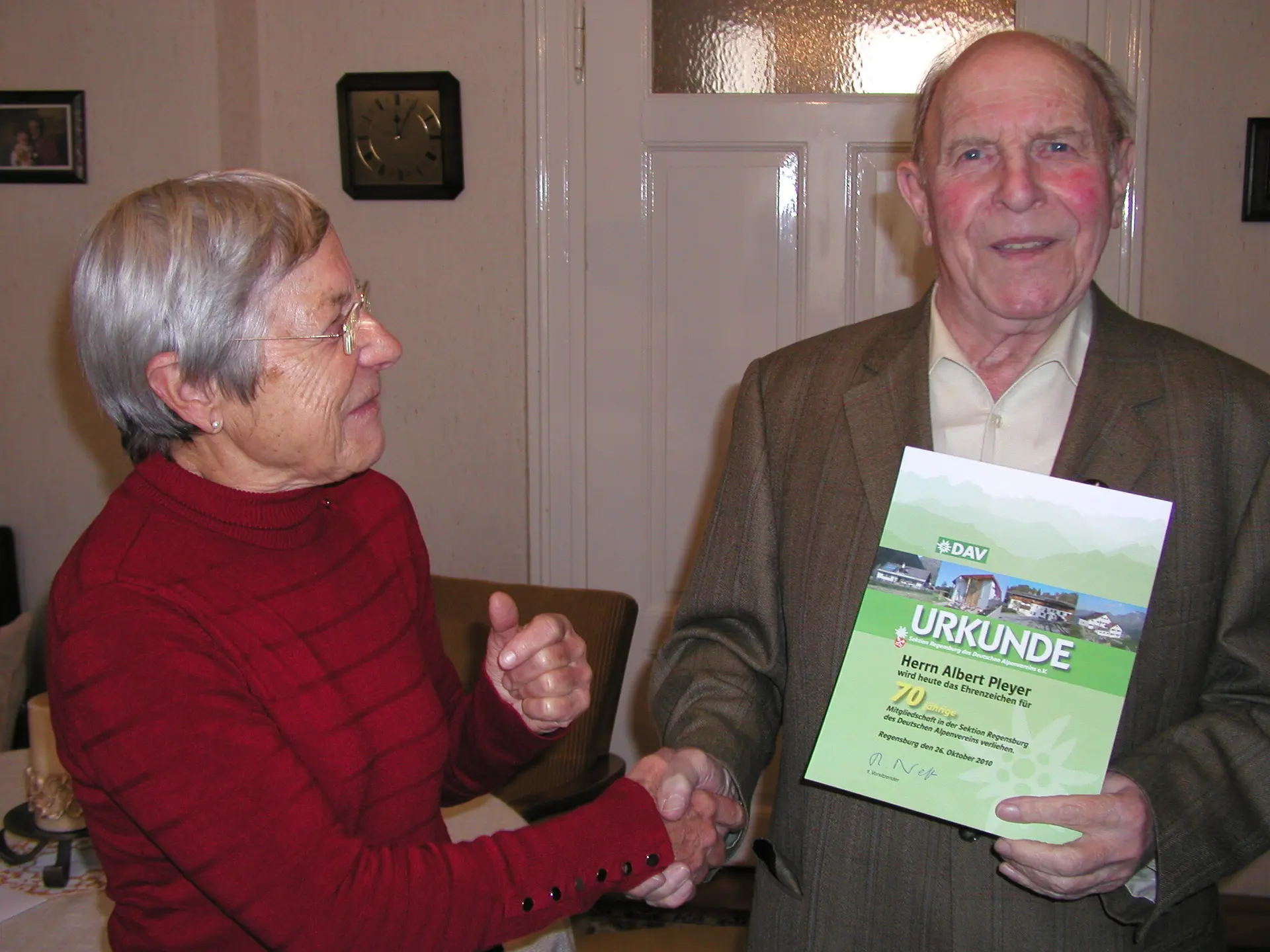 Gisela Zundel überreicht Albert Pleyer die Urkunde zum 70-jährigen Vereinsjubiläum. | © DAV Regensburg