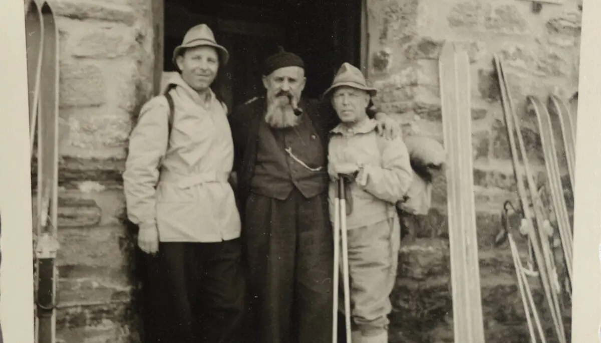 1954 auf der Franz-Senn-Hütte: v.l. Albert Pleyer, Hüttenwirt Vitus Falbesoner und Vater Richard Pleyer. | © Albert Pleyer