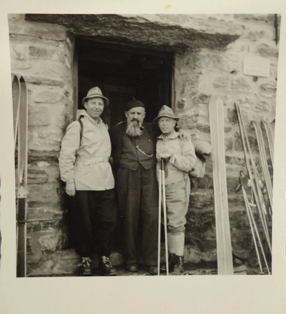 1954 auf der Franz-Senn-Hütte: v.l. Albert Pleyer, Hüttenwirt Vitus Falbesoner und Vater Richard Pleyer. | © Albert Pleyer