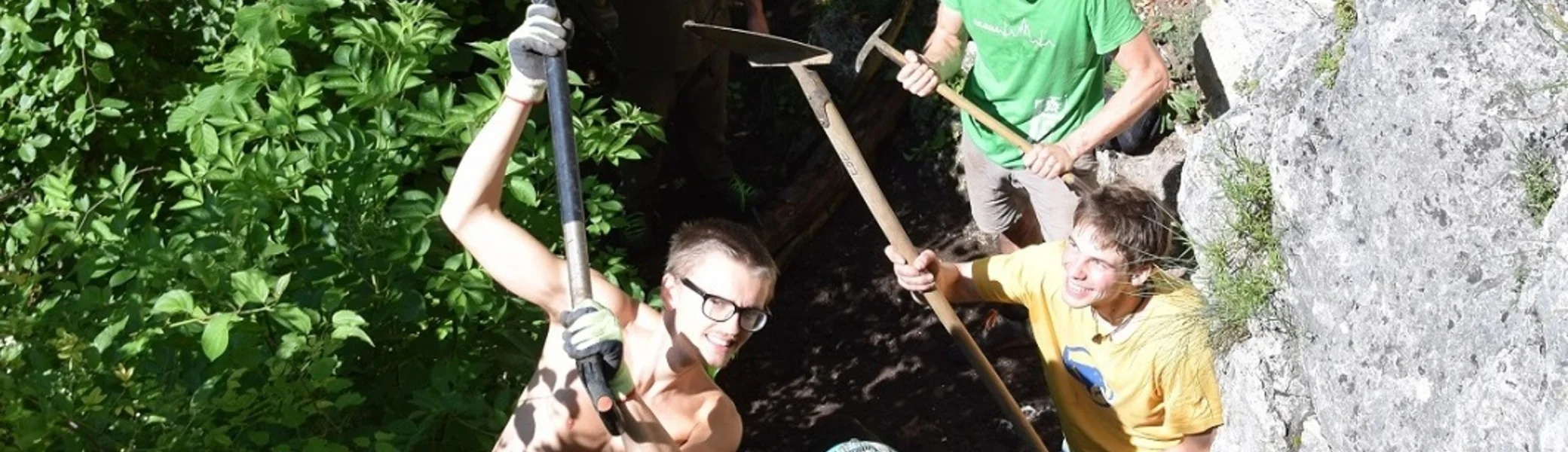 Am 03. Juli 2021 arbeitete die Jugend der Sektion - 95 Jahre nach der Erbauung - wieder an der Hanslberghütte. | © JDAV Regensburg