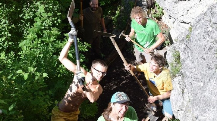 Am 03. Juli 2021 arbeitete die Jugend der Sektion - 95 Jahre nach der Erbauung - wieder an der Hanslberghütte. | © JDAV Regensburg