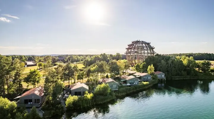 Holzkugel und Chalets am Steinberger See | © Zweckverband Oberpfälzer Seenland, Thomas Kujat