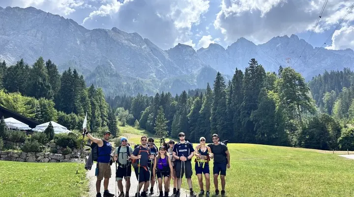 International Group auf dem Weg zur Höllentalangerhütte | © Max Santander