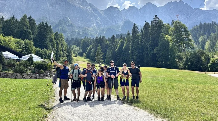 International Group auf dem Weg zur Höllentalangerhütte | © Max Santander