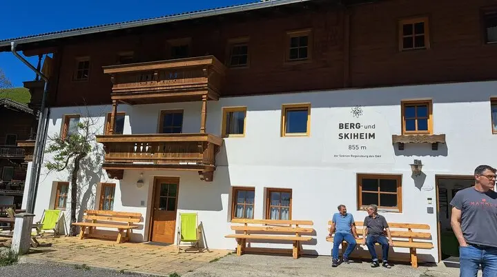 Bänke vorm Berg- und Skiheim | © Simon Baensch