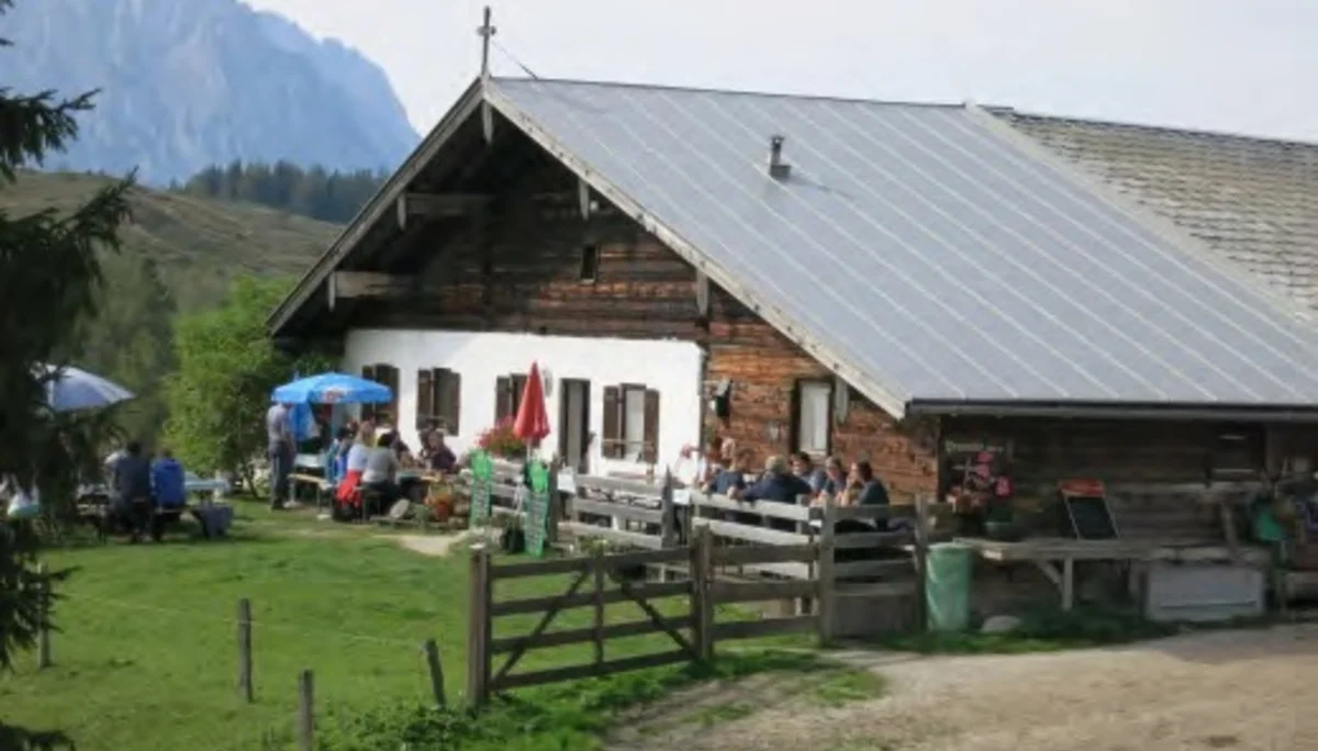 Einkehr in der urigen Prostalm, mit Spielmöglichkeiten. | © Simone Zeiler