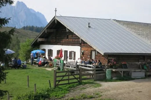 Einkehr in der urigen Prostalm, mit Spielmöglichkeiten. | © Simone Zeiler