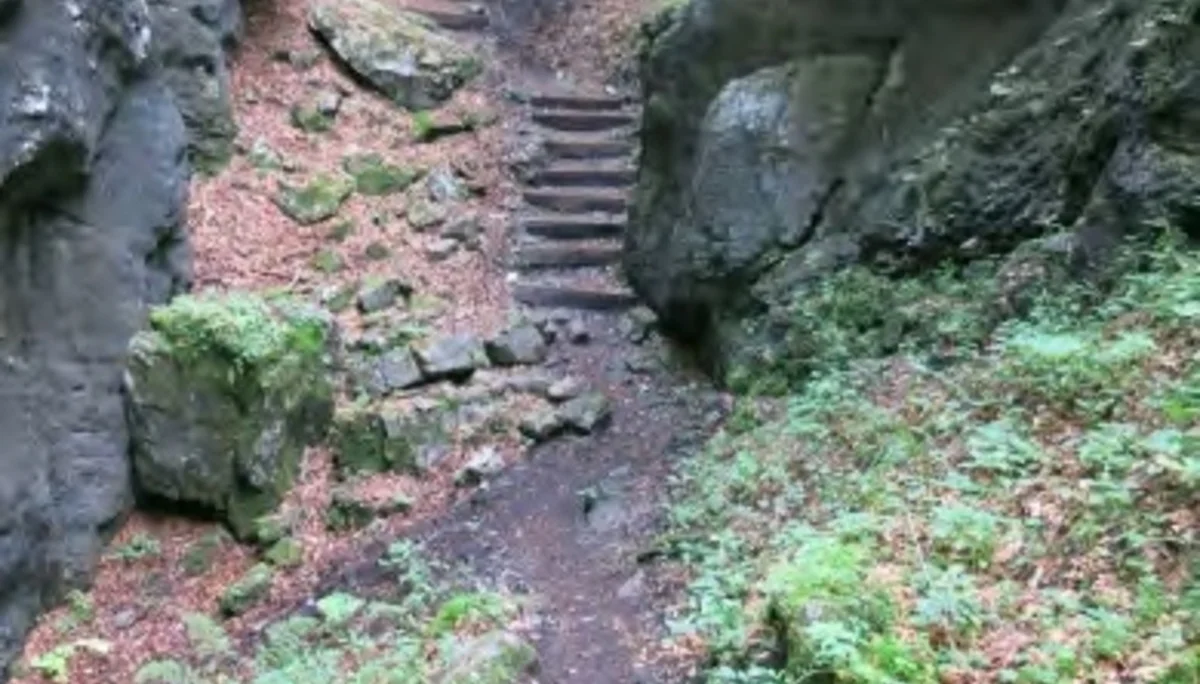 An den Felsen sind die Namen der "Sünder" eingeritzt. | © Simone Zeiler