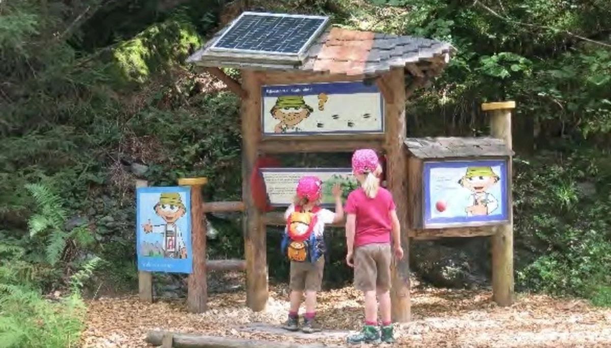 Rätselstationen auf dem Weg. | © Simone Zeiler