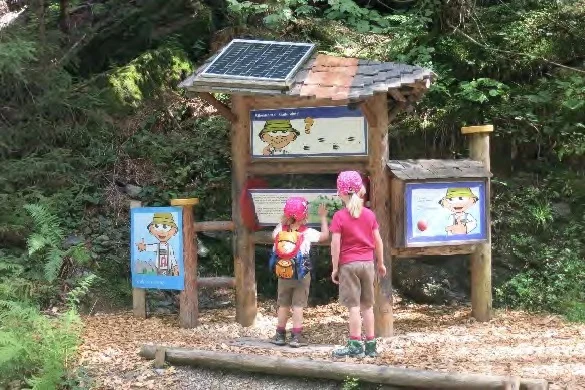 Rätselstationen auf dem Weg. | © Simone Zeiler