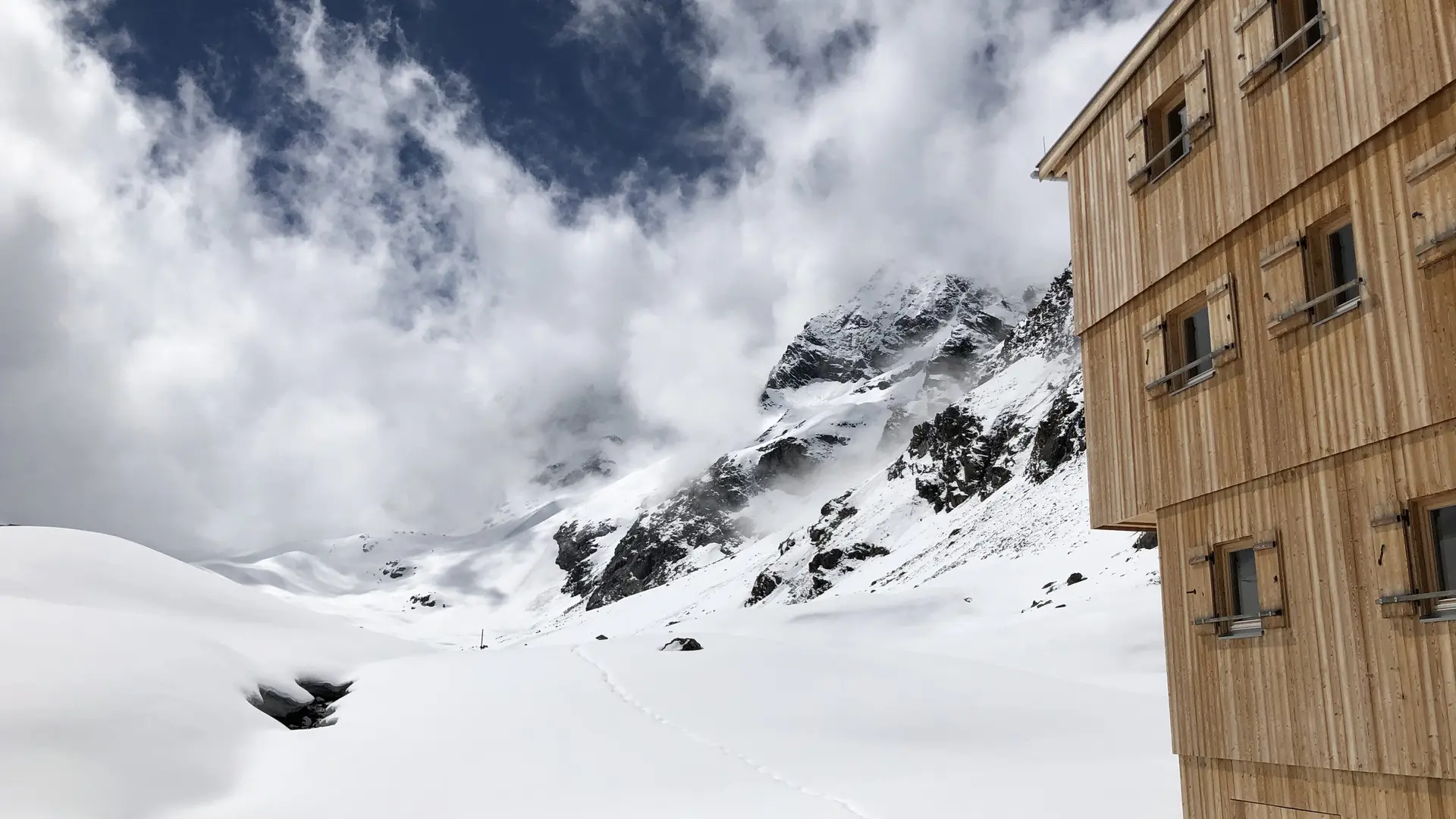 Hütte im Schnee | © Manuel Höllering
