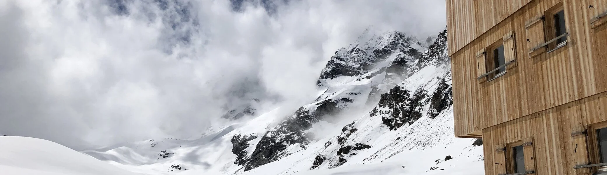 Hütte im Schnee | © Manuel Höllering