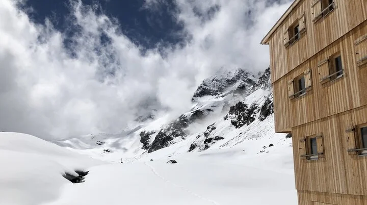 Hütte im Schnee | © Manuel Höllering