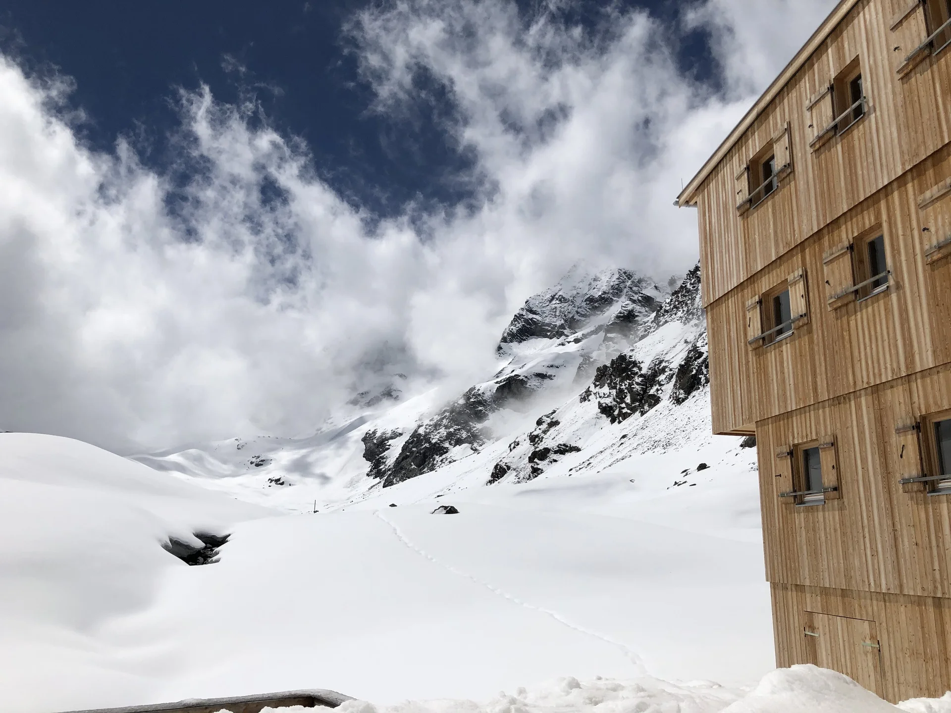 Hütte im Schnee | © Manuel Höllering