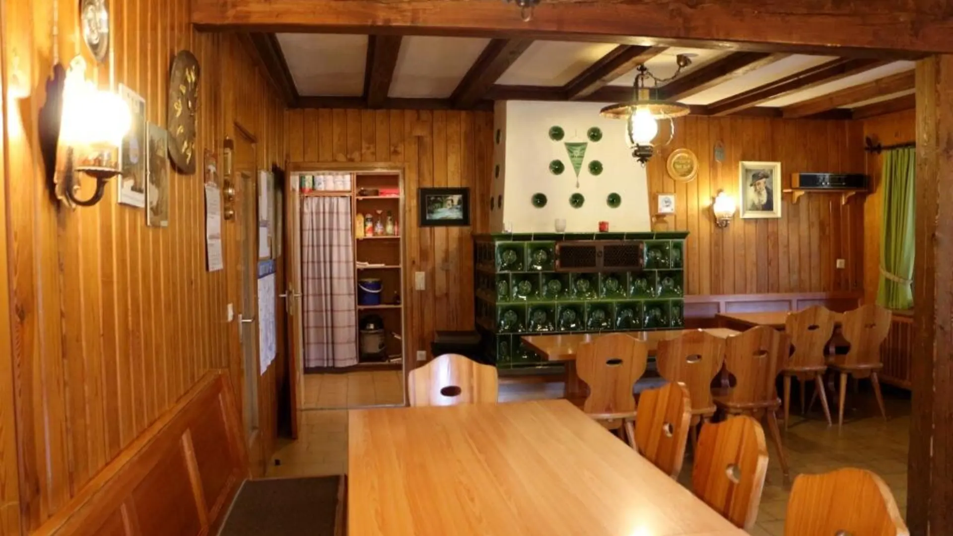 Aufenthaltsraum in der Steinwaldhütte | © DAV Weiden / Thomas Strebl