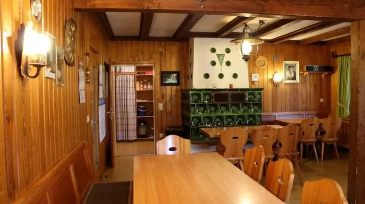Aufenthaltsraum in der Steinwaldhütte | © DAV Weiden / Thomas Strebl