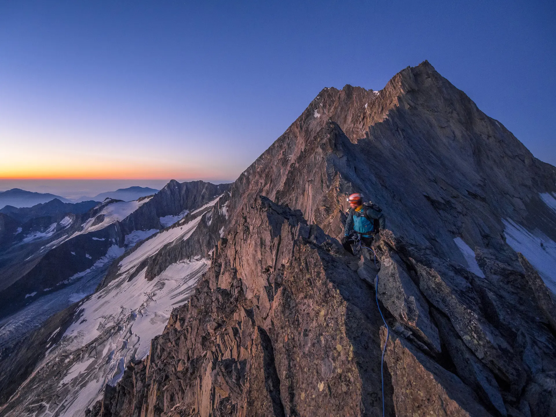 Sonnenaufgang zwischen verschneiten Berggipfeln | © DAV/Silvan Metz
