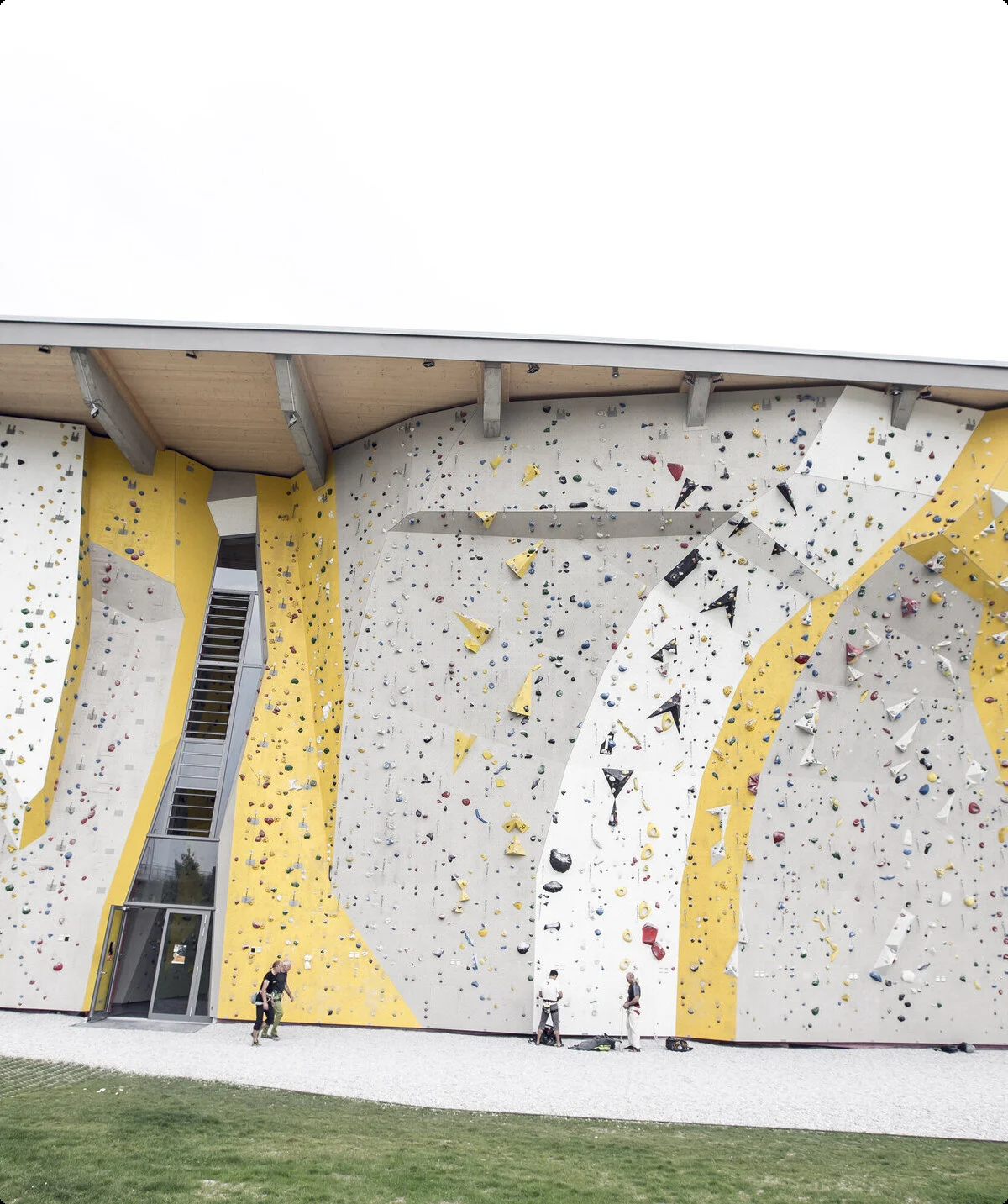 Blick auf den Außenbereich des DAV Kletter- und Boulderzentrum München-Nord. | © DAV/ Hansi Heckmair