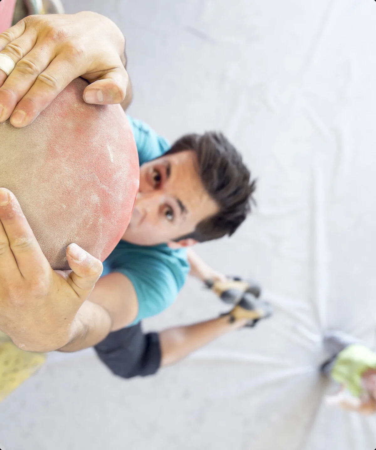 Ein Mann beim Bouldern aus der Vogelperspektive fotografiert, seine Partnerin spottet im Hintergrund. | © DAV/ Hansi Heckmair