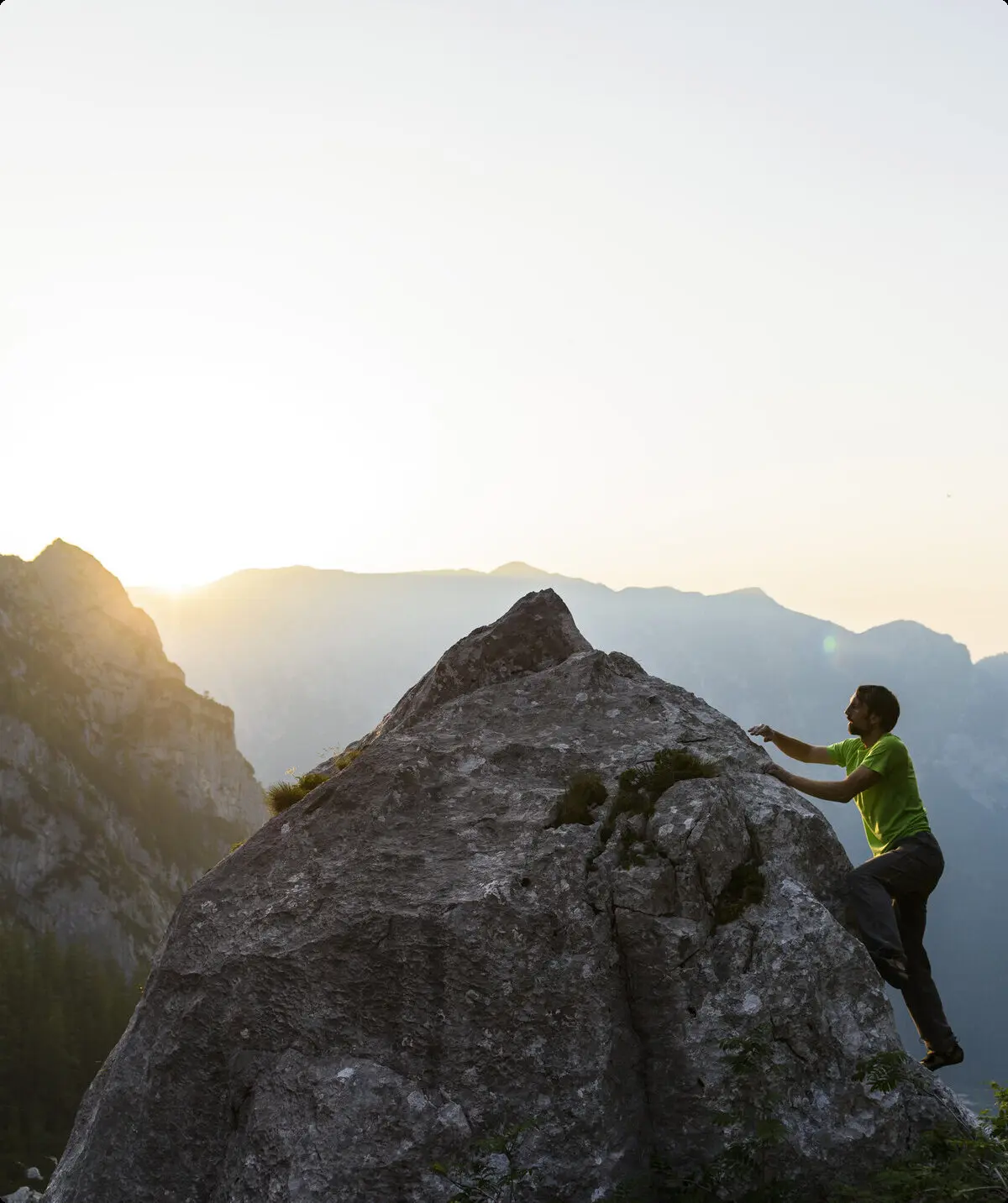 Ein Mann beim Bouldern am Fels. | © DAV/Wolfgang Ehn
