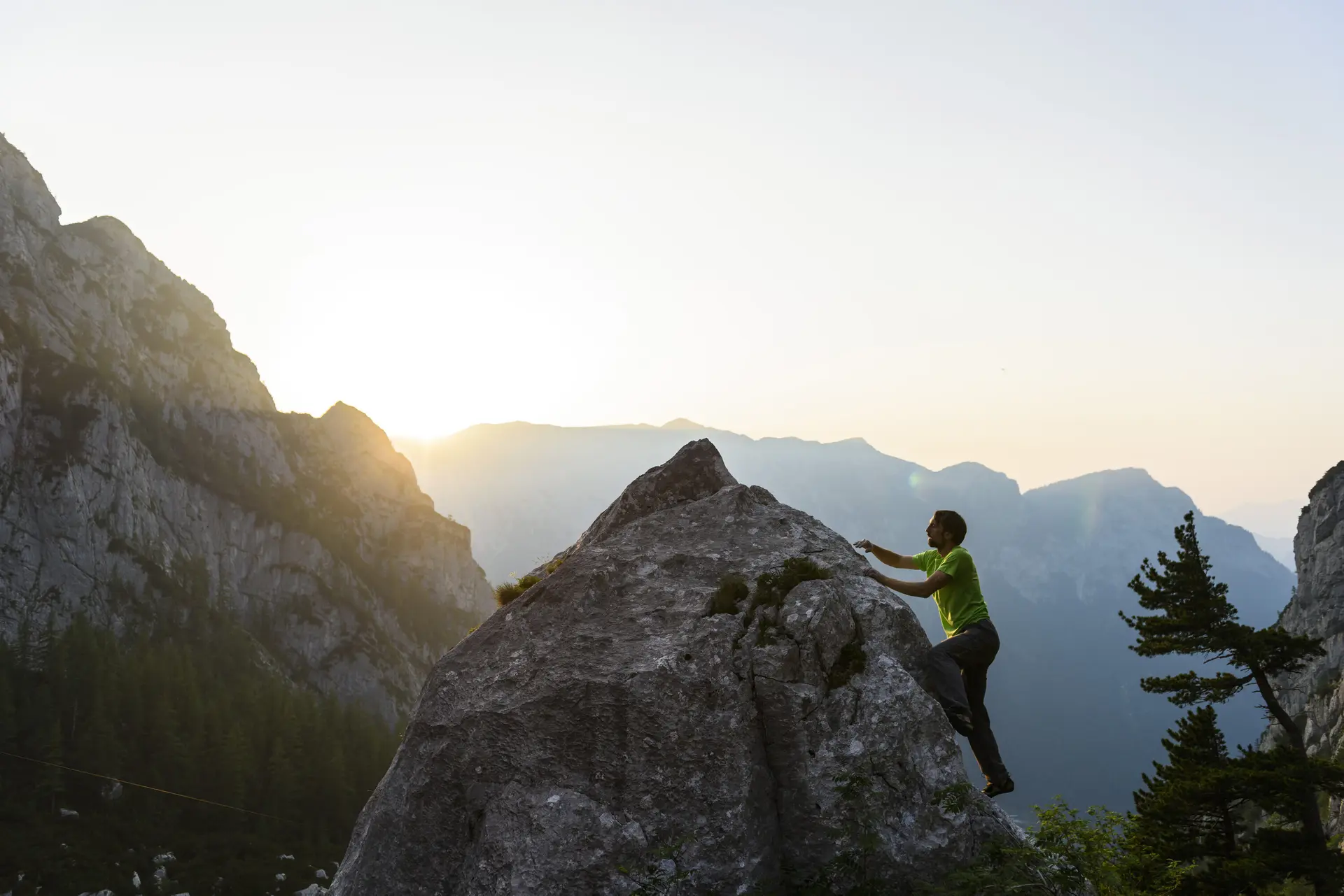 Ein Mann beim Bouldern am Fels. | © DAV/Wolfgang Ehn