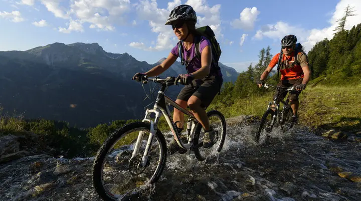 Zwei Mountainbiker in den Bergen | © DAV/Wolfgang Ehn