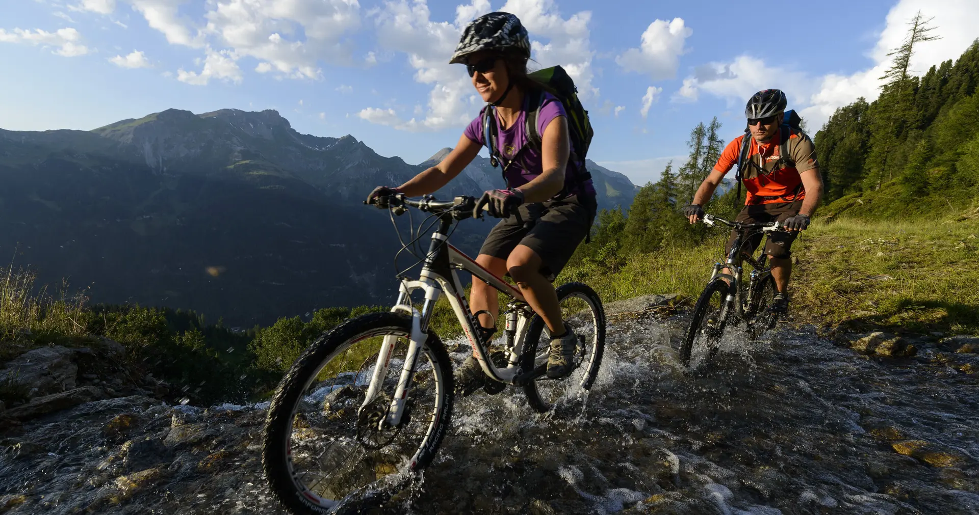 Zwei Mountainbiker in den Bergen | © DAV/Wolfgang Ehn