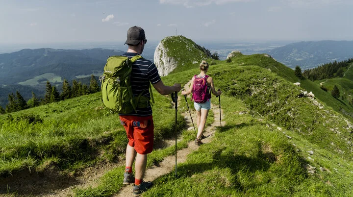 Zwei Wanderer auf den grünen Berghängen der Chiemgauer Alpen | © DAV/Hans Herbig