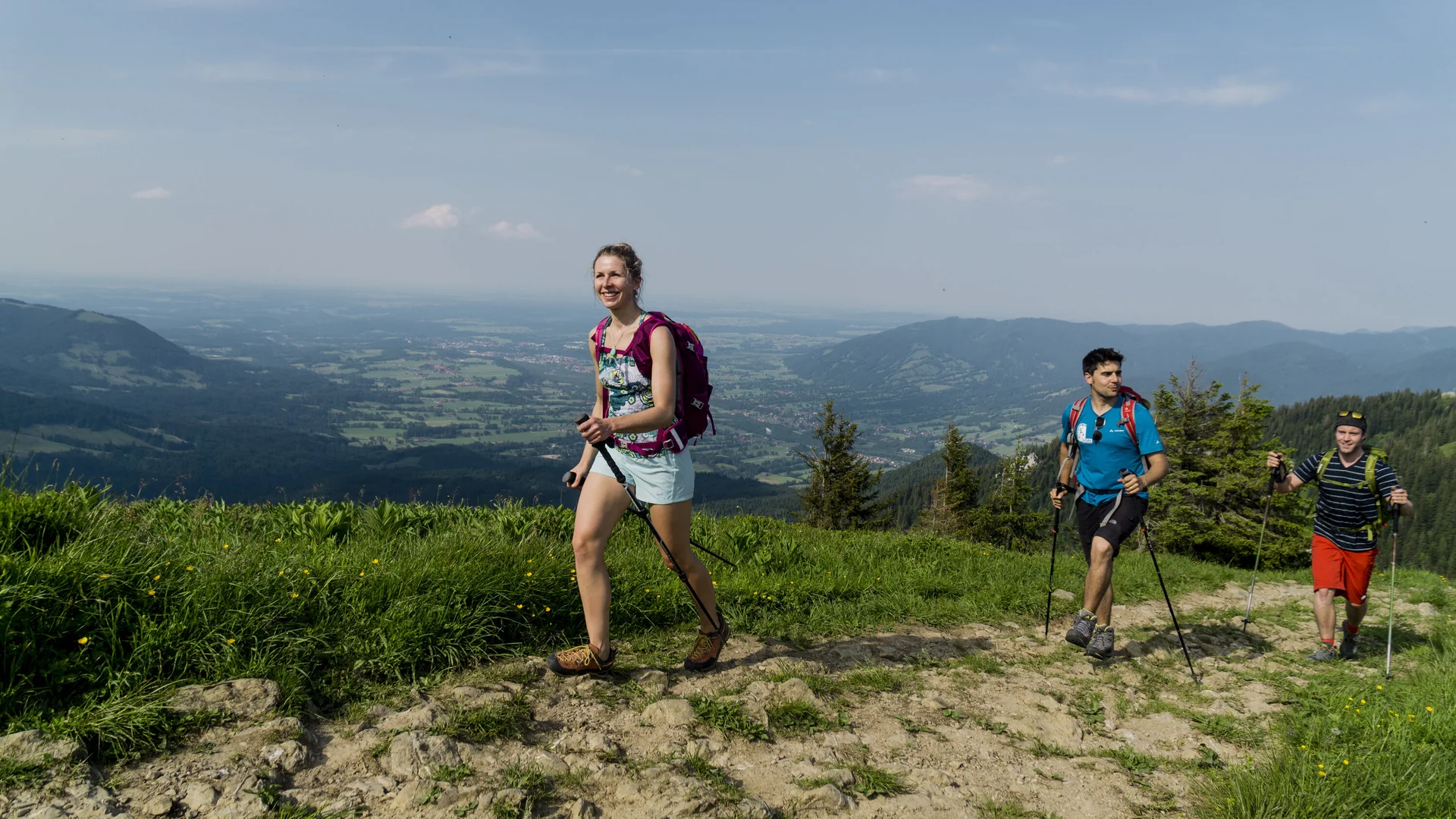 Drei Wanderer auf den grünen Berghängen der Chiemgauer Alpen | © DAV/Hans Herbig