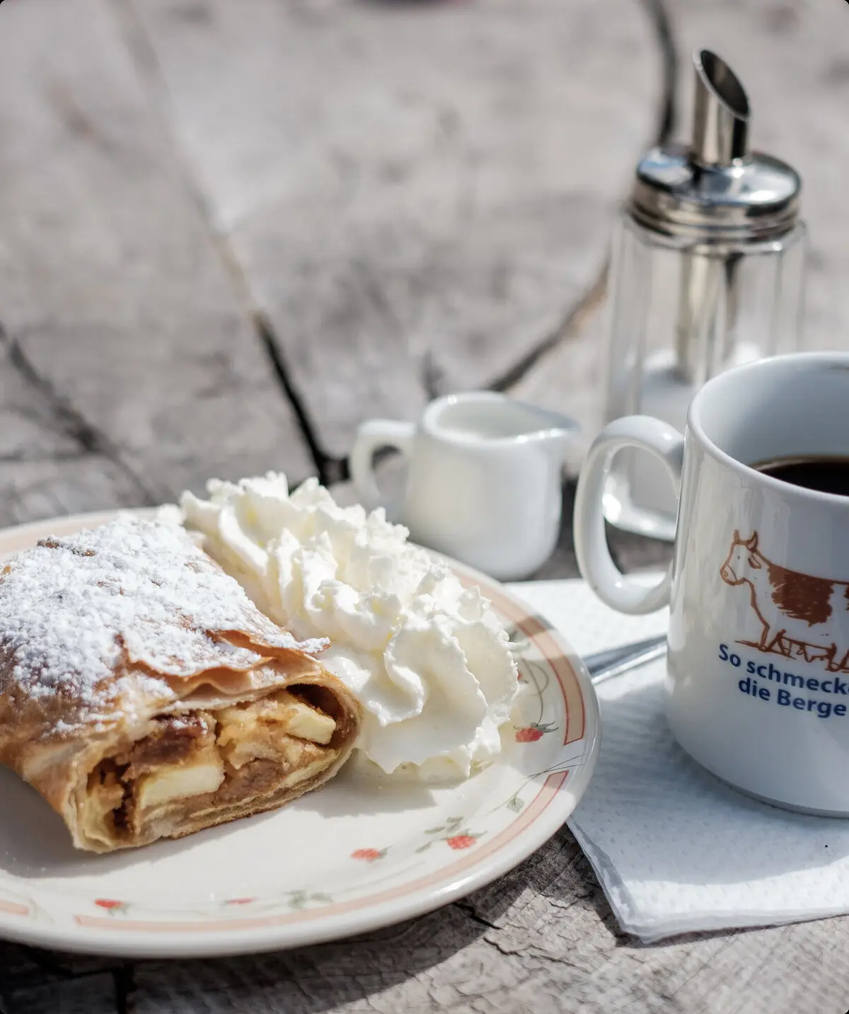 Brotzeit auf der Hütte: Apfelstrudel und Kaffee | © DAV/Hans Herbig